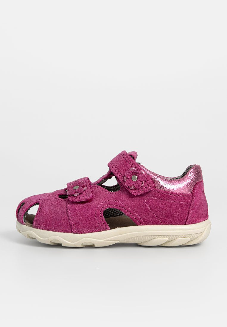 Rosa Wildleder-Sandale mit offener Zehenpartie, doppelt verstellbaren Klettverschlüssen, Netzfutter und glänzenden metallischen Akzenten. Konturierte Sohle für Komfort und Unterstützung.