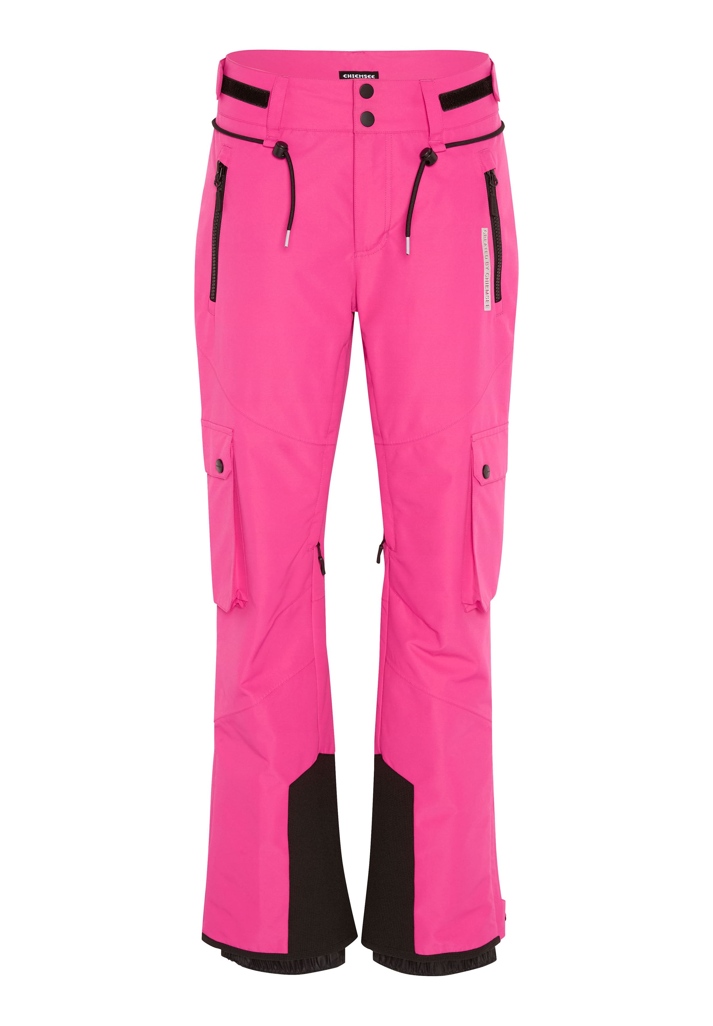 Rosa Schneehose mit kontrastierenden schwarzen Akzenten. Merkmale sind verstellbare Taille, seitliche Reißverschlusstaschen und Cargotaschen. Strapazierfähiges Material.