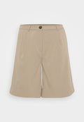 Beige Shorts mit flachem Frontdesign, zwei Seitentaschen und einem einzelnen Knopfverschluss. Der Stoff ist glatt mit einem leichten Glanz.