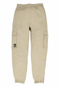 Beige Cargo-Hosen mit einem elastischen Bund, zwei Seiten Taschen und einem strukturierten Stoff. Ein schwarzes Logo-Patch ist auf dem linken Oberschenkel sichtbar.