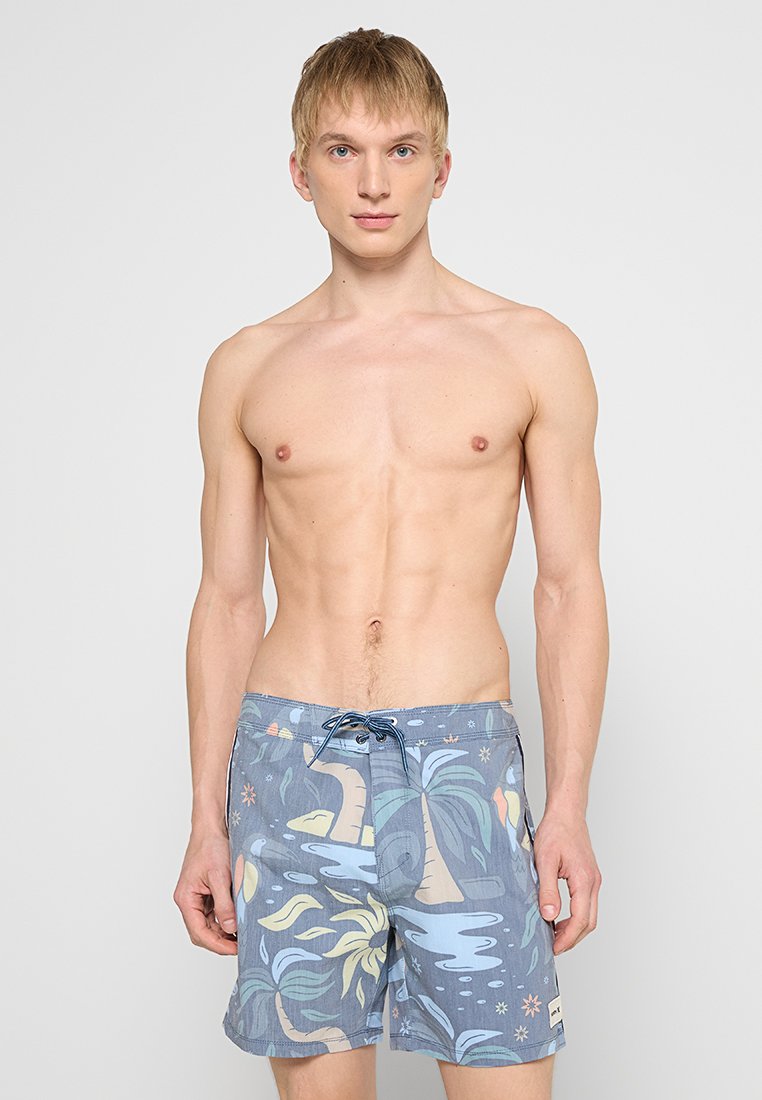 Badehosen in Blau mit einem tropischen Muster, das Palmen und Wasser-Motive zeigt. Hergestellt aus leichtem Material, mit Kordelzugbund.