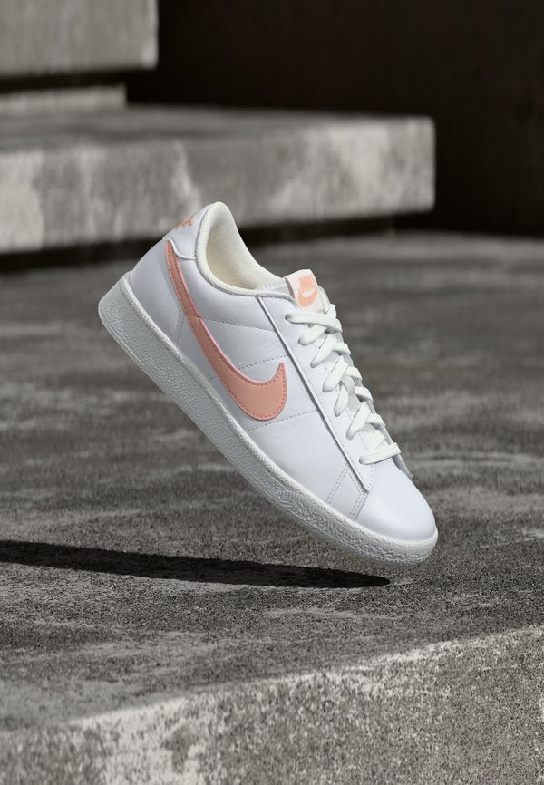 Nike Sportswear TENNIS CLASSIC - Trainers - white/arctic orange