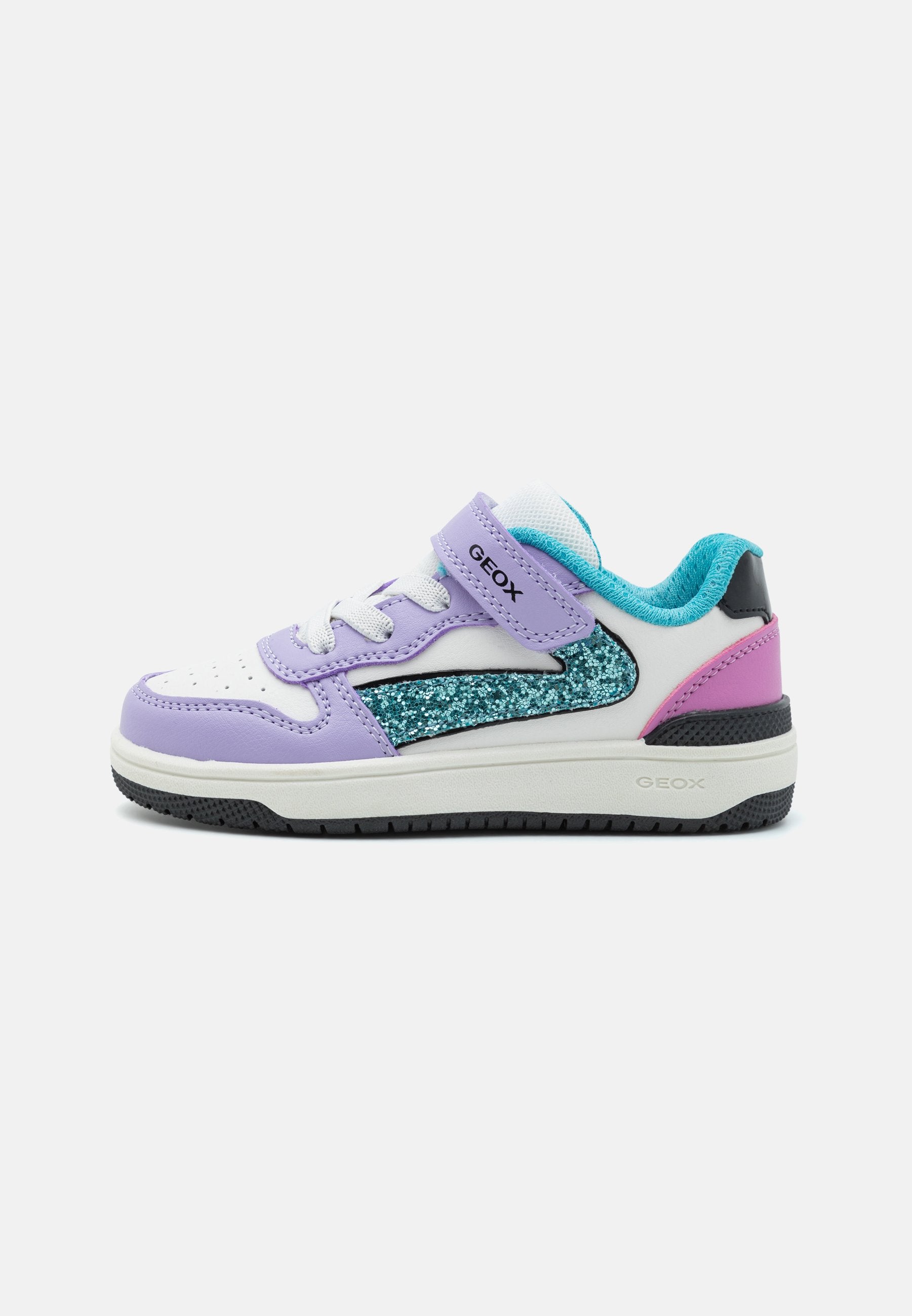 Lila und weiße Sneaker mit Glitzerakzenten, verstellbarem Klettverschluss, gepolstertem Kragen und schwarzer Gummisohle. Hergestellt aus strukturierten und glatten Materialien.