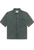 Kurzärmliges Denim-Shirt in verblasstem Blau-Grün mit Button-Down-Kragen, Brusttasche und dezenten Steppnähten.