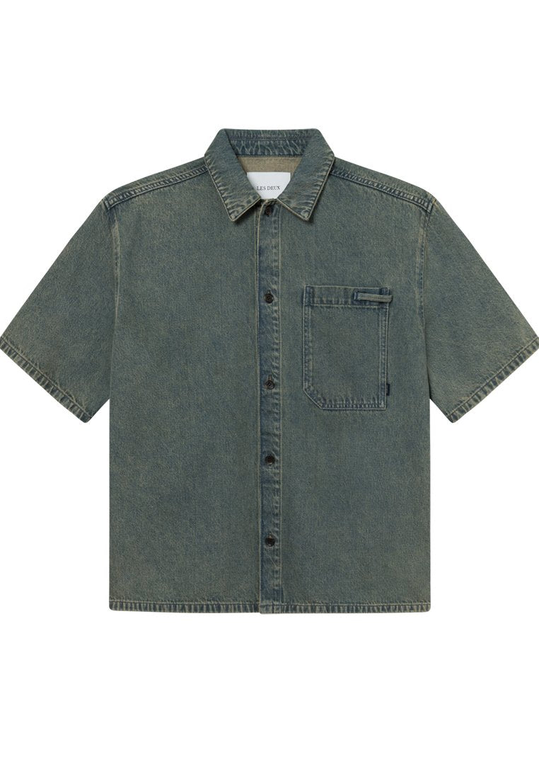 Kurzärmliges Denim-Shirt in verblasstem Blau-Grün mit Button-Down-Kragen, Brusttasche und dezenten Steppnähten.