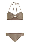 Zweiteiliger Bikini in Hellbraun. Das Oberteil hat ein Bandeau-Design mit Knoten-Detail; die Unterteile verfügen über eine gerippte Textur und mittlere Abdeckung.