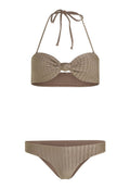 Zweiteiliger Bikini in Hellbraun. Das Oberteil hat ein Bandeau-Design mit Knoten-Detail; die Unterteile verfügen über eine gerippte Textur und mittlere Abdeckung.
