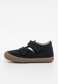 Navy-blaue Wildlederschuhe für Kinder mit zwei Klettverschlüssen, einer strukturierten braunen Gummisohle und Mesh-Akzenten für Atmungsaktivität.