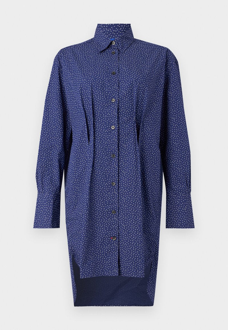 Marineblaue lange Hemdkleid, Knopfleiste vorne, weißes gepunktetes Muster, mit Kragen, lange Ärmel, seitliche Schlitze am Saum, aus Baumwollmaterial.