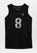 Schwarzes ärmelloses Basketballtrikot mit Netzstruktur, versehen mit einer großen reflektierenden Nummer 8 und einem kleinen Logo am Halsausschnitt.