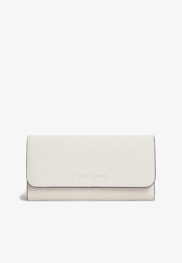 Tommy Hilfiger METALLIC LOGO TEXTURED FLAP WALLET - Wallet - soft cream