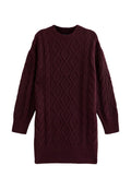 Burgunderfarbene Strickkleid mit Kabelmuster, langen Ärmeln, rundem Halsausschnitt sowie gerippten Bündchen und Saum. Verziert mit Rautenmuster und verdrehten Strickmustern.