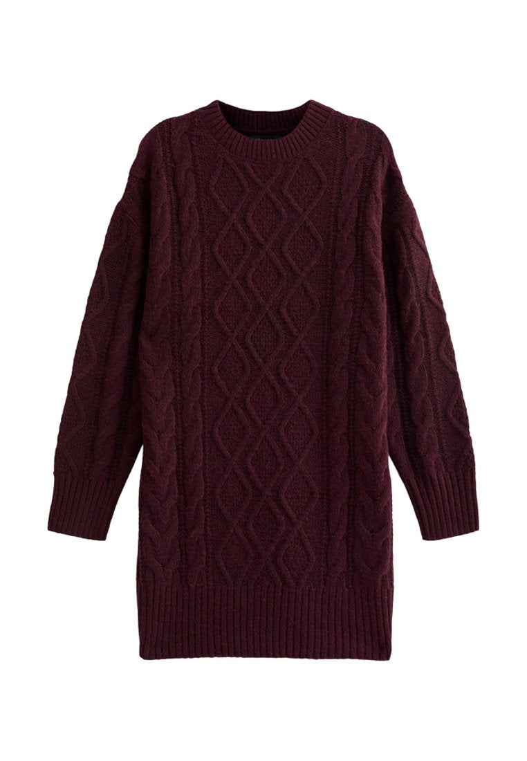 Burgunderfarbene Strickkleid mit Kabelmuster, langen Ärmeln, rundem Halsausschnitt sowie gerippten Bündchen und Saum. Verziert mit Rautenmuster und verdrehten Strickmustern.