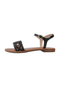 Schwarze Sandalen mit geflochtenem Cut-out-Design im Obermaterial, Knöchelriemen mit goldfarbener Schnalle und braunem strukturiertem Absatz. Flacher Absatz.