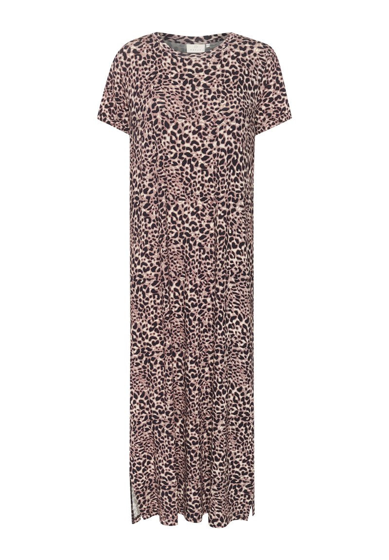 Maxikleid mit Leopardenmuster, kurze Ärmel, aus weichem Stoff, mit lockerer Passform und seitlichen Schlitzen für mehr Bewegungsfreiheit.