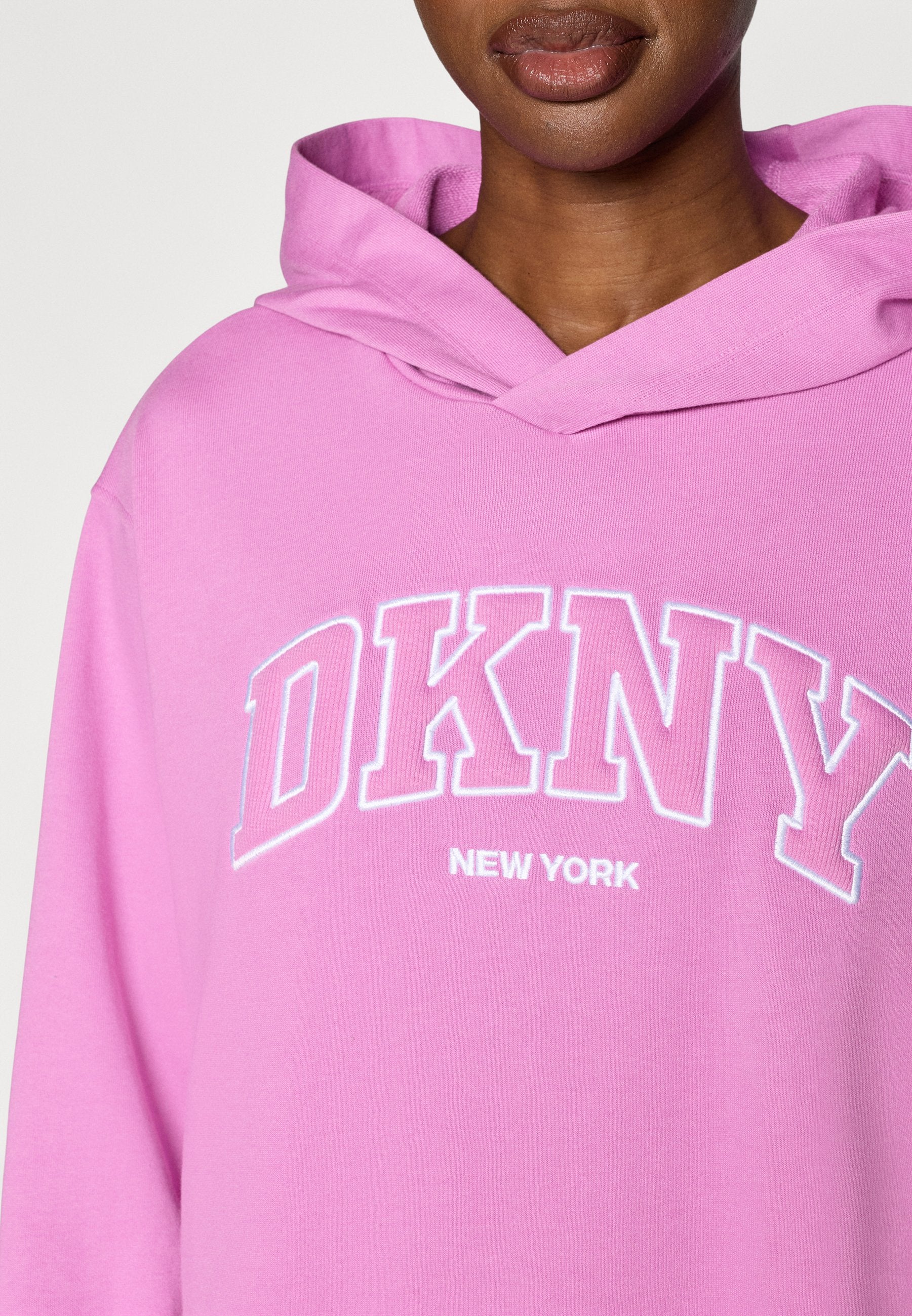 DKNY VARSITY PUFF APPLIQUE LOGO  HIGH LOW OPEN SIDE HOODIE