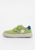 Grüne Wildleder-Sneaker mit zwei Klettverschlüssen, weißem Stern-Detail an der Seite und blauen Akzenten an der Ferse. Weiße Gummisohle.