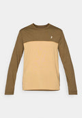 Langärmliges Herren-T-Shirt in zwei Farben, Beige und Olivgrün, mit kleinem Logo auf der oberen Brust, auf weißem Hintergrund präsentiert.