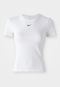 Weißes, kurzärmliges Sport-T-Shirt aus glattem Stoff, mit einem kleinen schwarzen Nike-Logo, das zentral auf der Brust platziert ist.