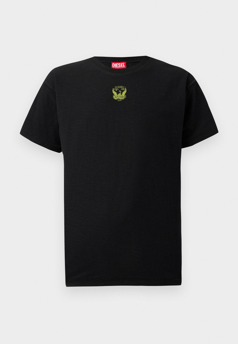 Schwarzes Baumwoll-T-Shirt mit kurzen Ärmeln, das ein kleines, grünes gesticktes Logo auf der Brust und einen runden Halsausschnitt aufweist.