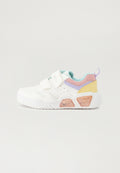 Weiße Sneaker mit einer strukturierten Oberfläche, Klettverschluss, pastellfarbenen Akzenten in Pink, Hellblau und Gelb, ausgestattet mit einer klobigen Sohle mit transparenten Abschnitten.