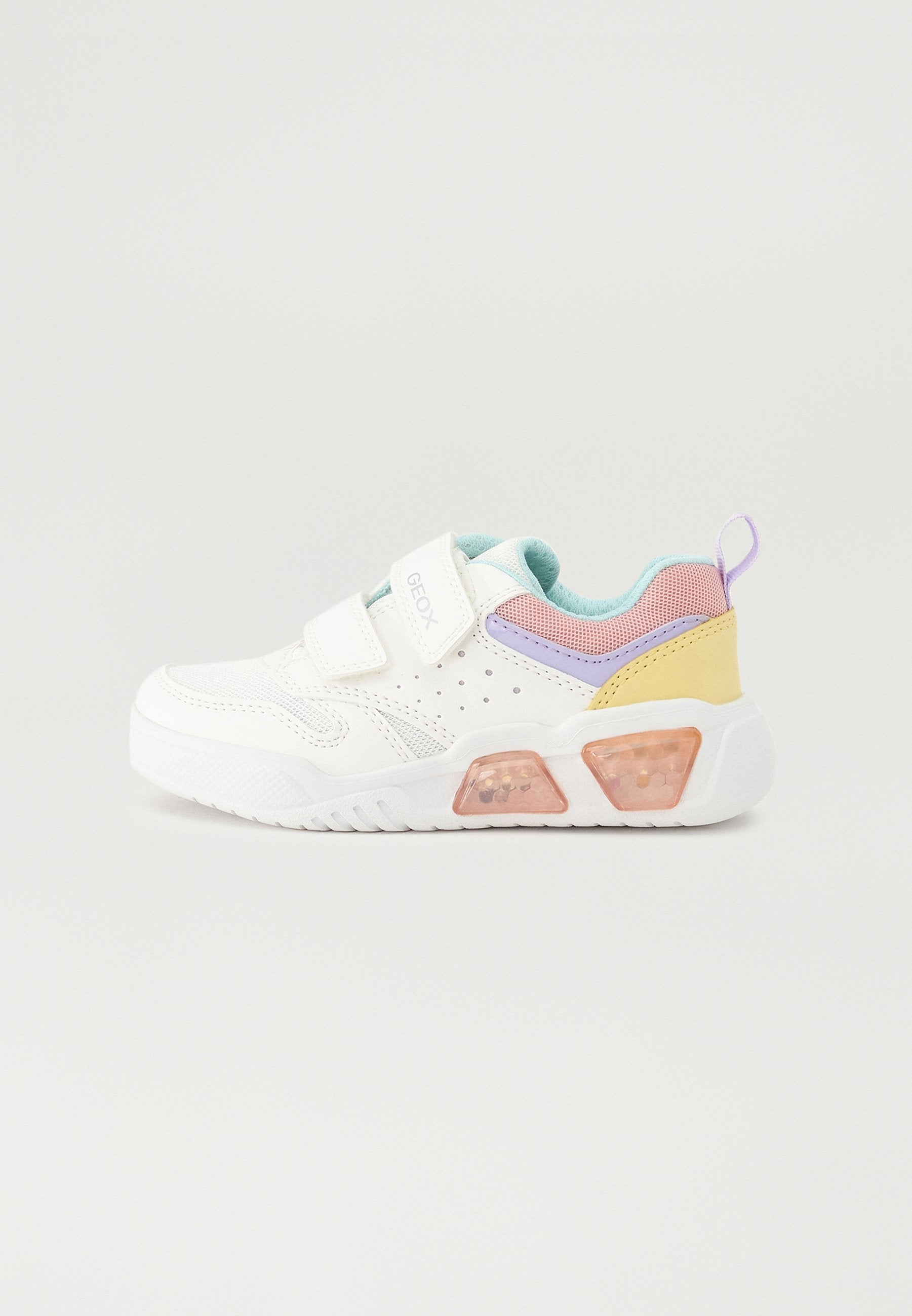 Weiße Sneaker mit einer strukturierten Oberfläche, Klettverschluss, pastellfarbenen Akzenten in Pink, Hellblau und Gelb, ausgestattet mit einer klobigen Sohle mit transparenten Abschnitten.