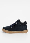 Blaue Wildleder-Ankle Boots mit runder Zehenpartie, brauner Gummisohle, silbernem Innenfutter und marineblauen Schnürsenkeln, die durch Ösen gesichert sind.