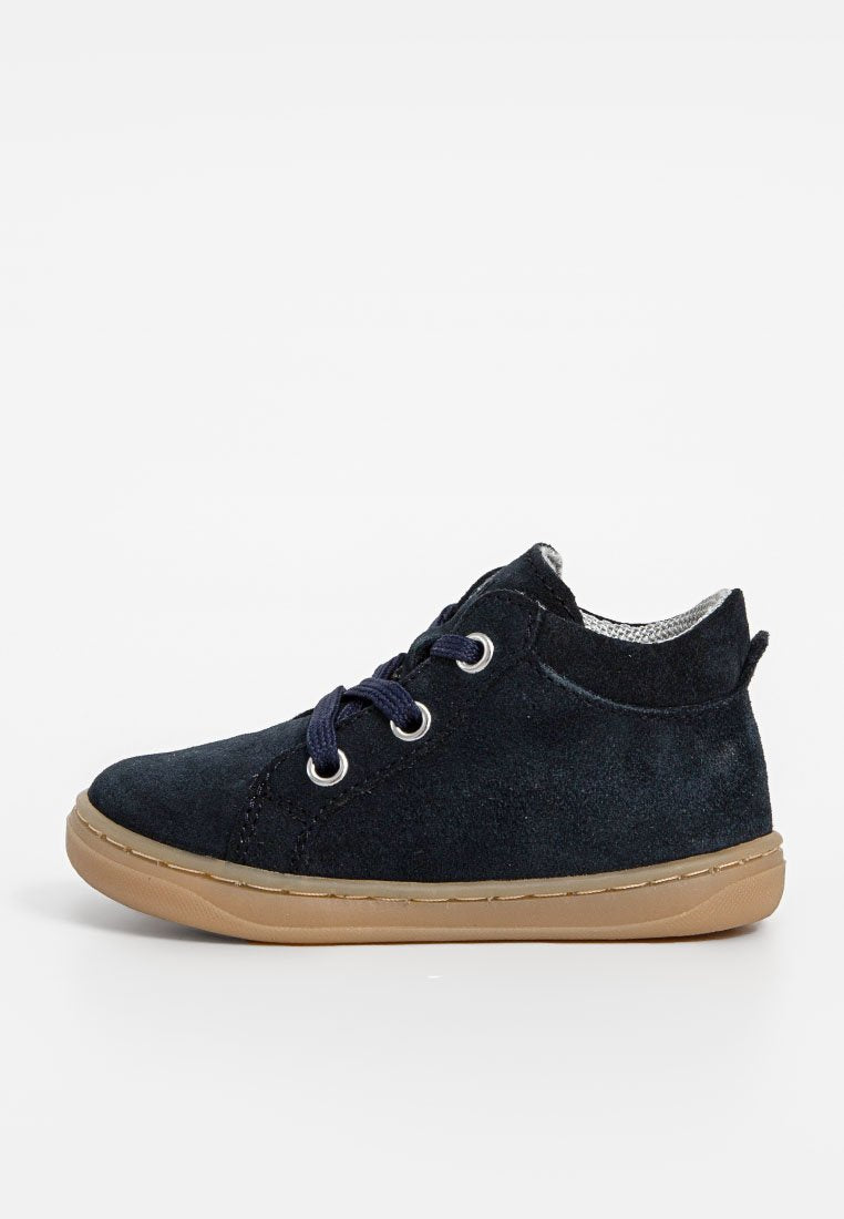 Blaue Wildleder-Ankle Boots mit runder Zehenpartie, brauner Gummisohle, silbernem Innenfutter und marineblauen Schnürsenkeln, die durch Ösen gesichert sind.