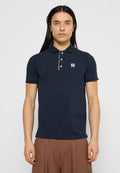 Marineblaue Polo-shirt mit Kragen, ausgestattet mit einem Reißverschluss, drei Knöpfen und einem kleinen Logolabel auf der Brust. Kurzärmlig, taillierte Passform.