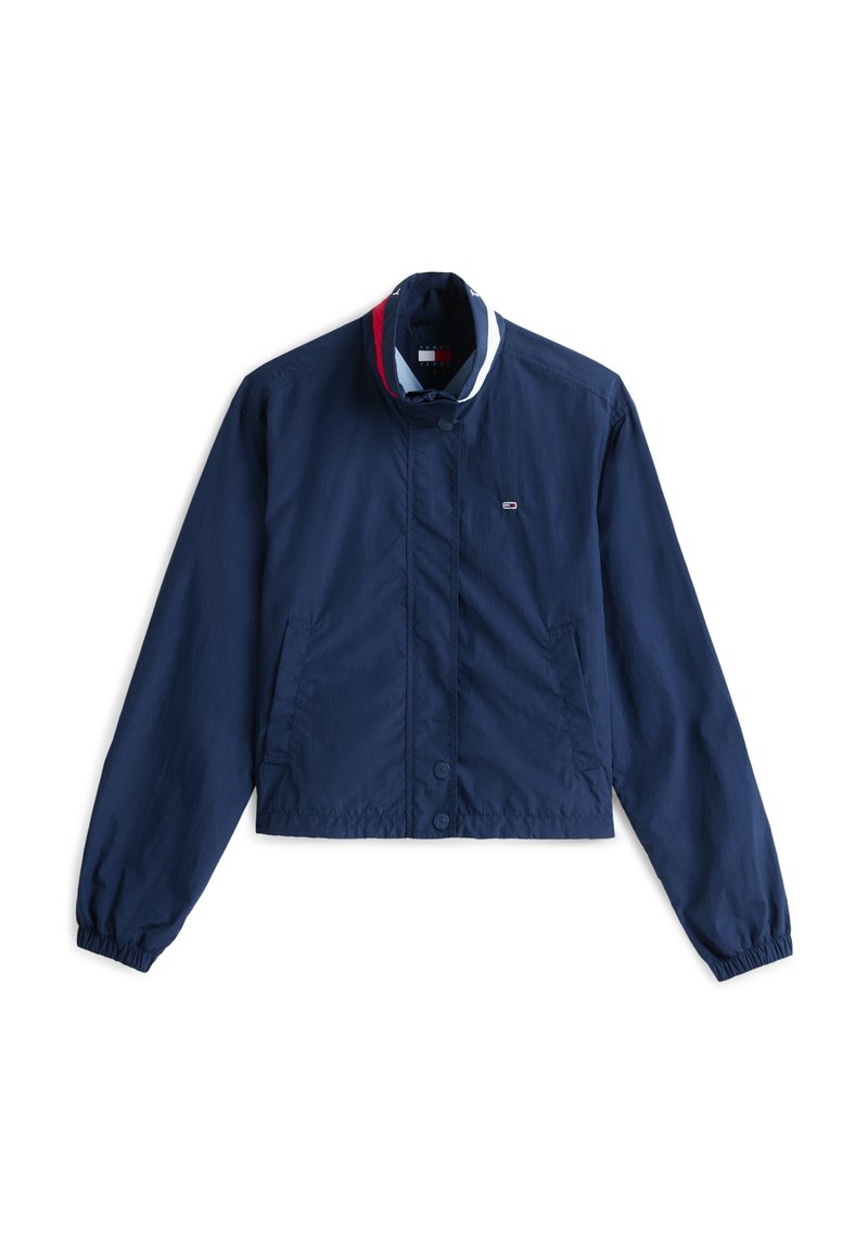 Marineblaue Windjacke mit Kragen, vorderem Knopfverschluss und elastischen Bündchen. Verfügt über mehrfarbige gestreifte Akzente am Kragen.