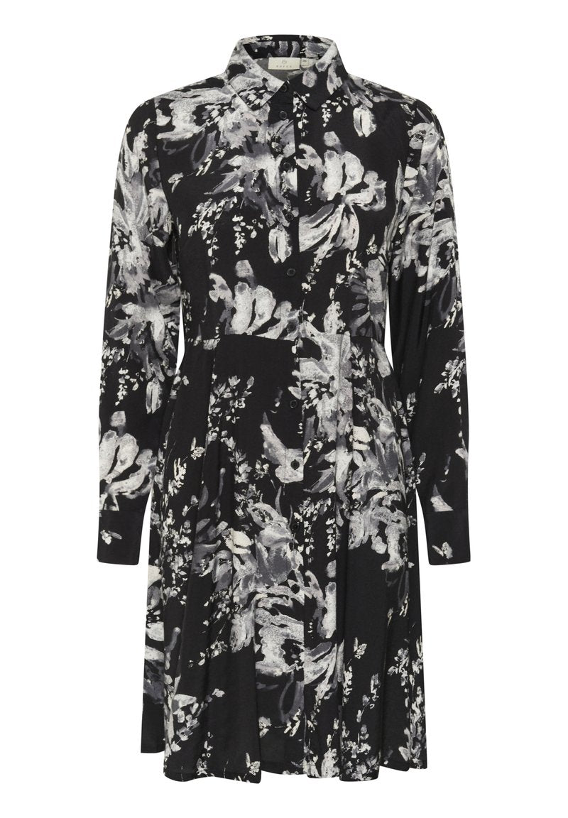 Schwarzes Hemdkleid mit weißem Blumenmuster. Lange Ärmel, Kragen, geraffte Taille und eine fließende Silhouette. Weiche Stoffstruktur.