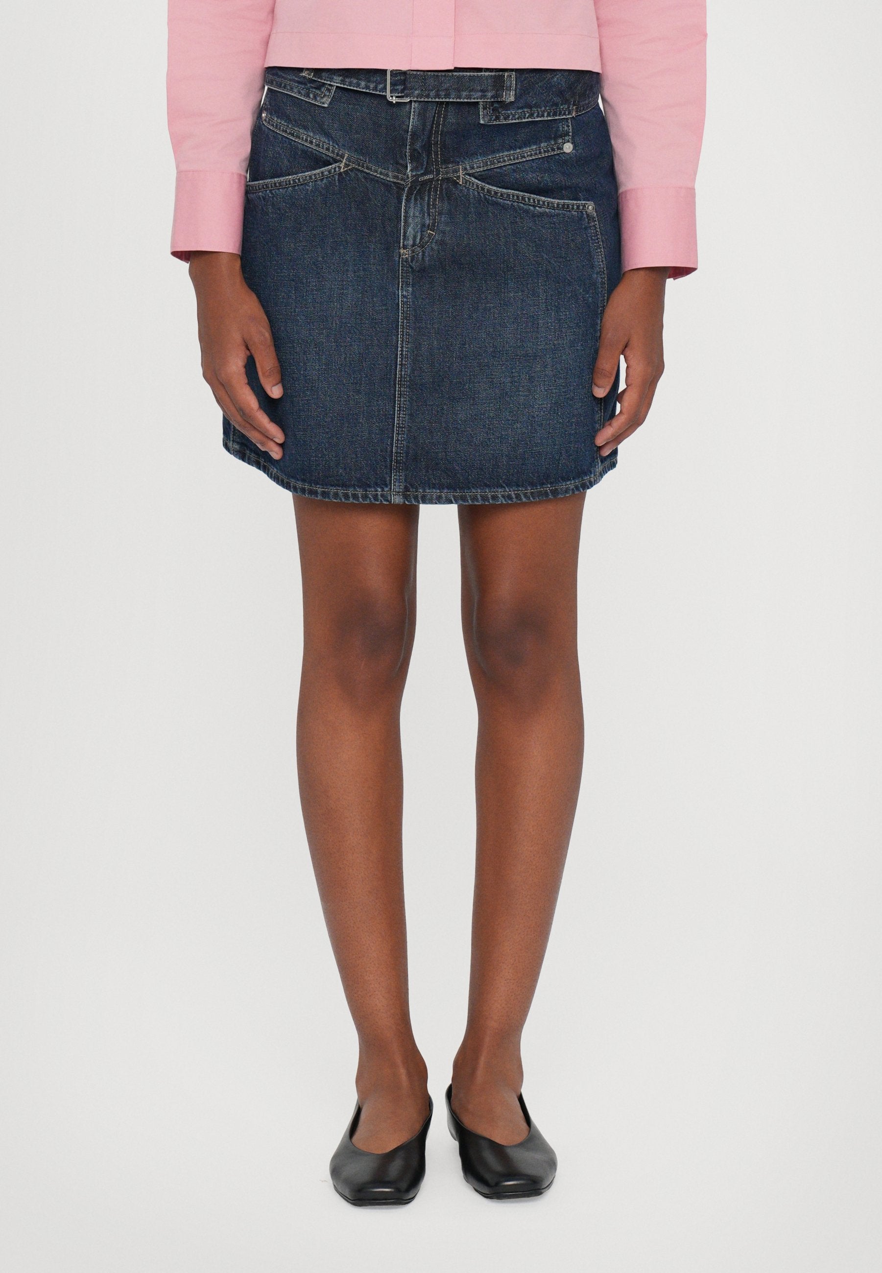 CLOSED BELTED MINI SKIRT