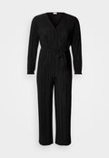 Schwarzer Falten-Jumpsuit mit langen Ärmeln, V-Ausschnitt und Taillengürtel. Aus strukturiertem Stoff mit weiten, verkürzten Hosenbeinen.