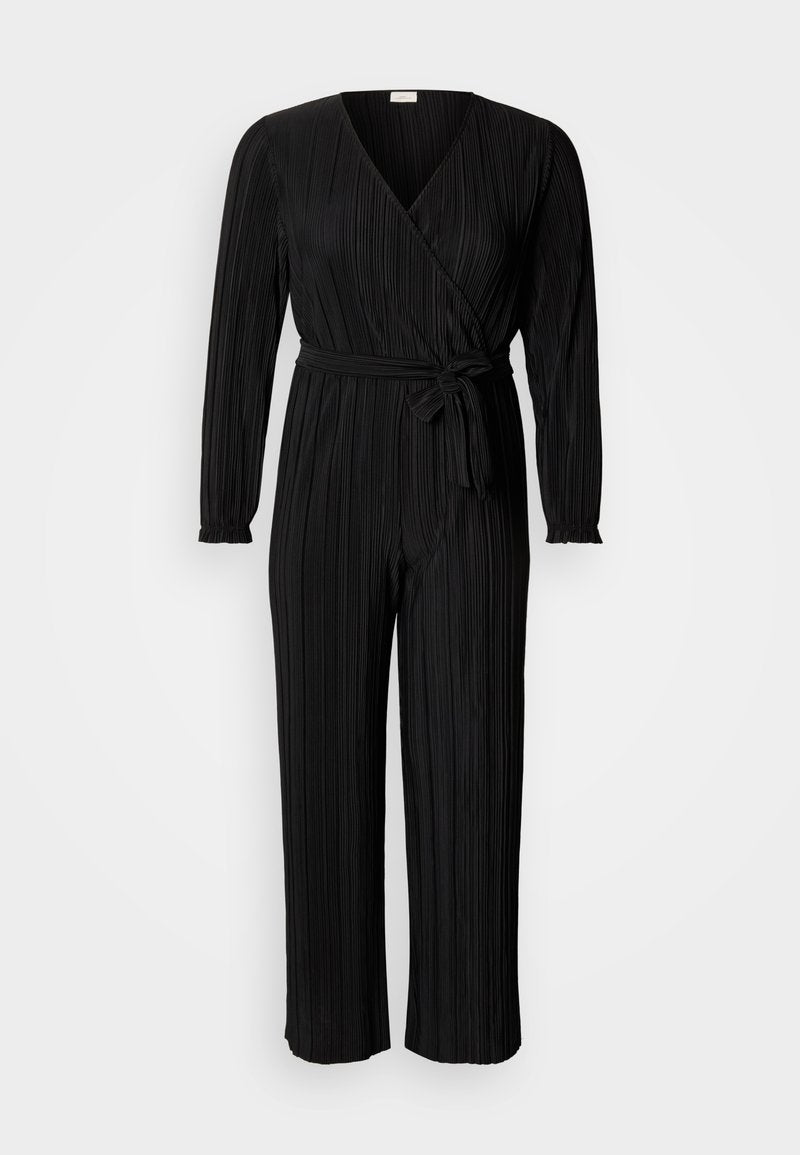 Schwarzer Falten-Jumpsuit mit langen Ärmeln, V-Ausschnitt und Taillengürtel. Aus strukturiertem Stoff mit weiten, verkürzten Hosenbeinen.