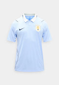 Hellblaues Fußballtrikot mit kurzen Ärmeln, weißem Kragen, dunkelblauem Nike-Swoosh auf der linken Brust und dem Wappen des uruguayischen Fußballverbands auf der rechten Brust.