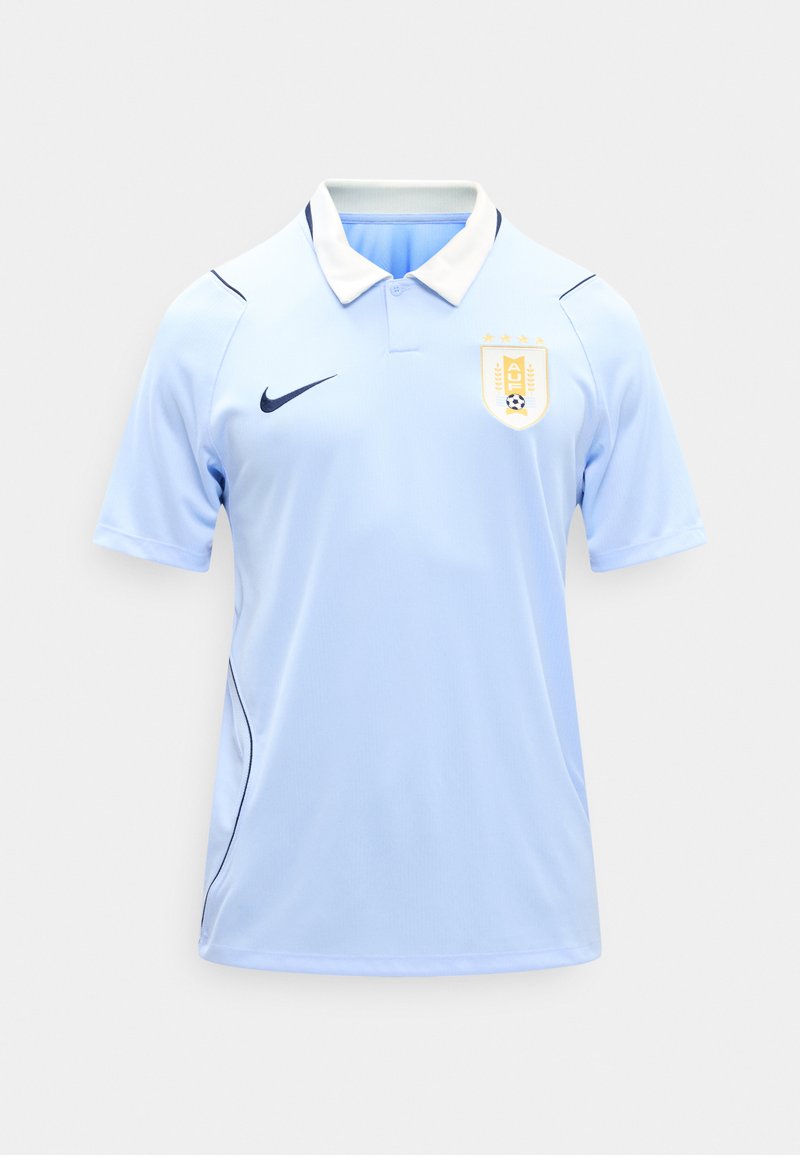 Hellblaues Fußballtrikot mit kurzen Ärmeln, weißem Kragen, dunkelblauem Nike-Swoosh auf der linken Brust und dem Wappen des uruguayischen Fußballverbands auf der rechten Brust.