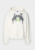 Weißer Hoodie mit einer Frontgrafik von zwei Reitern auf Pferden, die sich gegenüberstehen, zentriert über einem grünen Kreis. Hergestellt aus Stoff mit einer weichen Textur.