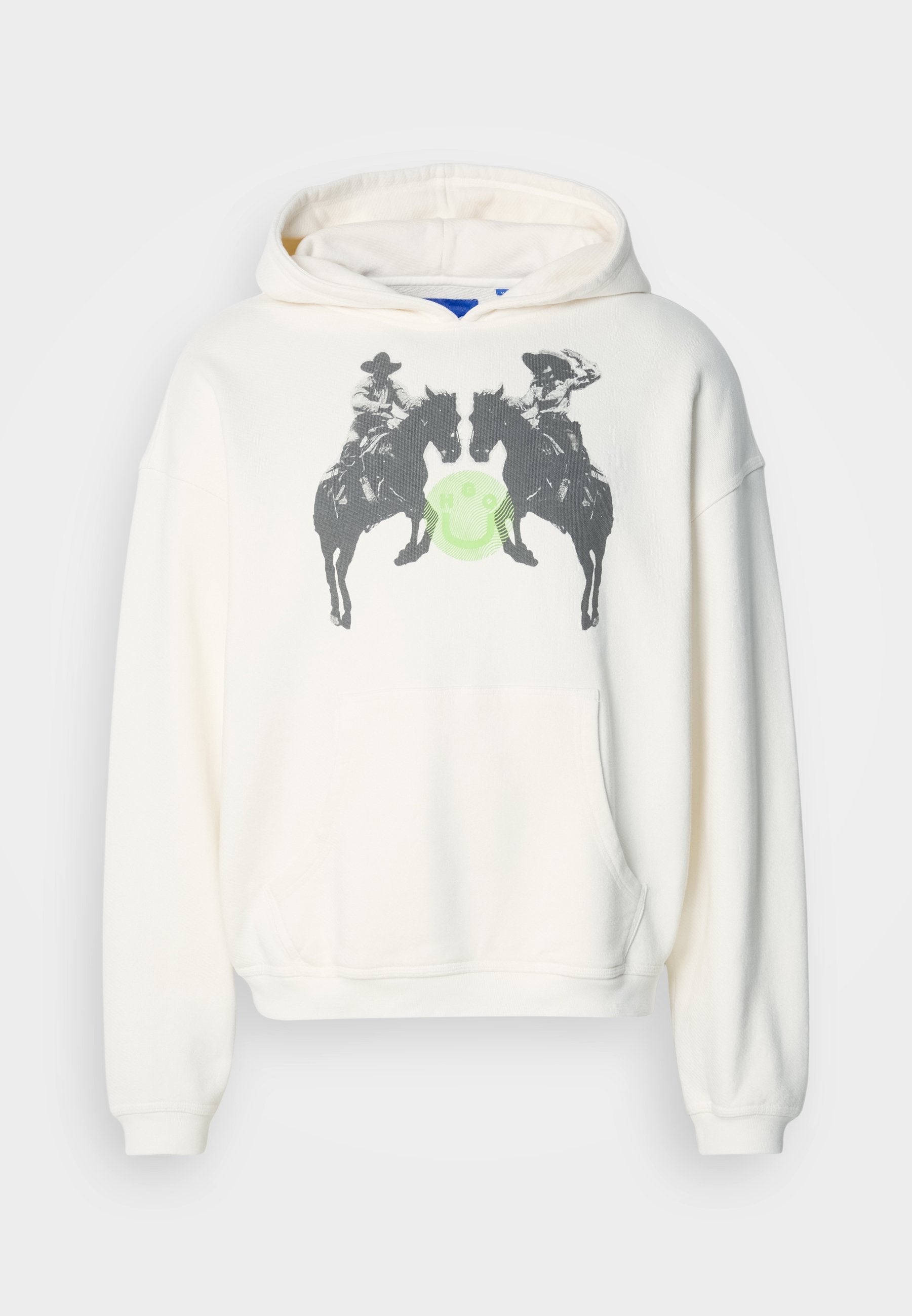 Weißer Hoodie mit einer Frontgrafik von zwei Reitern auf Pferden, die sich gegenüberstehen, zentriert über einem grünen Kreis. Hergestellt aus Stoff mit einer weichen Textur.