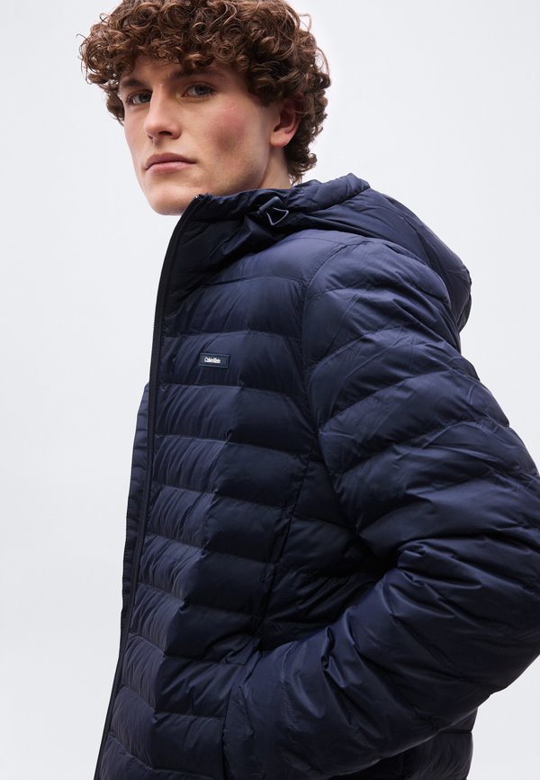 Calvin Klein HOODED CHANNELED PUFFER