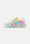 Weiße Sportschuhe mit bunten Herzmustern in Pink, Grün, Gelb, Orange und Blau, mit einem Obermaterial aus Mesh und einer Gummisohle.