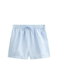 Helle blaue Baumwollshorts mit einem elastischen Bund, Bindeband und subtilen Falten auf der Vorderseite. Schlichte, unauffällige Gestaltung.