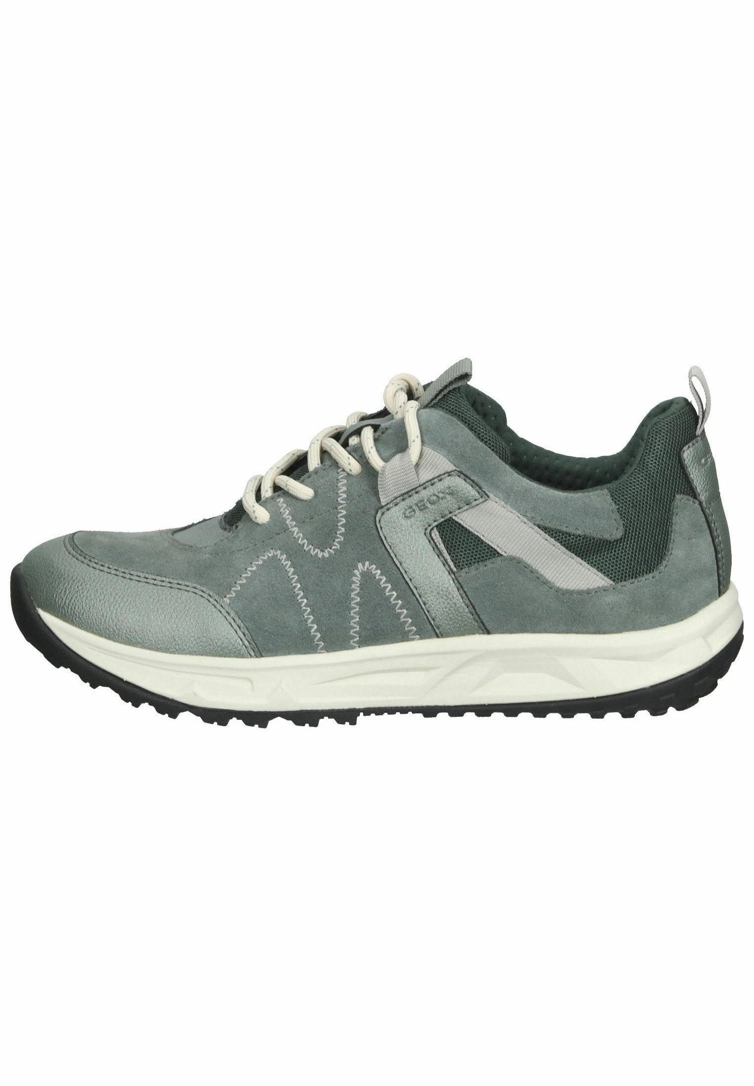 Graue und grüne Sneakers aus Leder und Mesh-Materialien mit einer strukturierten Oberseite, kontrastierendem Nähten und einer schwarzen Gummisohle.