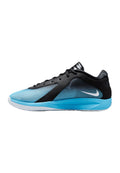 Nike Sport Schuh mit einem schwarzen synthetischen Obermaterial, blauen Mesh-Akzenten und einem weißen Logo; verfügt über eine strukturierte Sohle und ein leichtes Design.