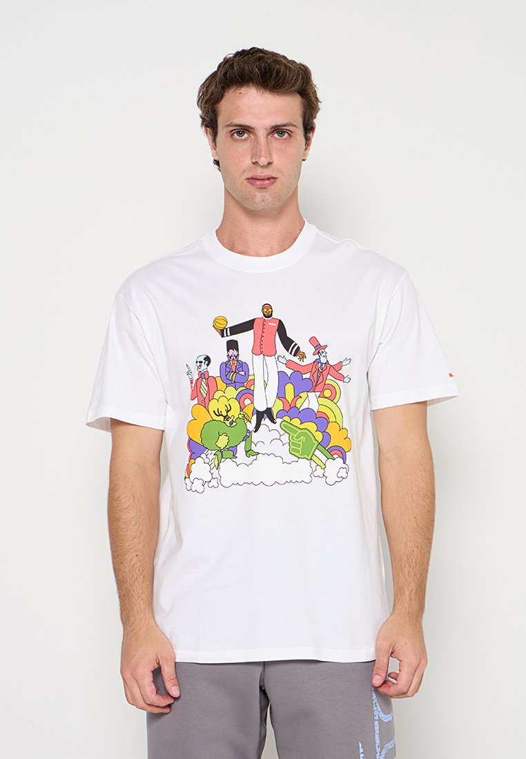 Mann trägt weißes T-Shirt mit bunten Comicfiguren, darunter ein Basketballspieler, umgeben von Wolken und abstrakten Formen.