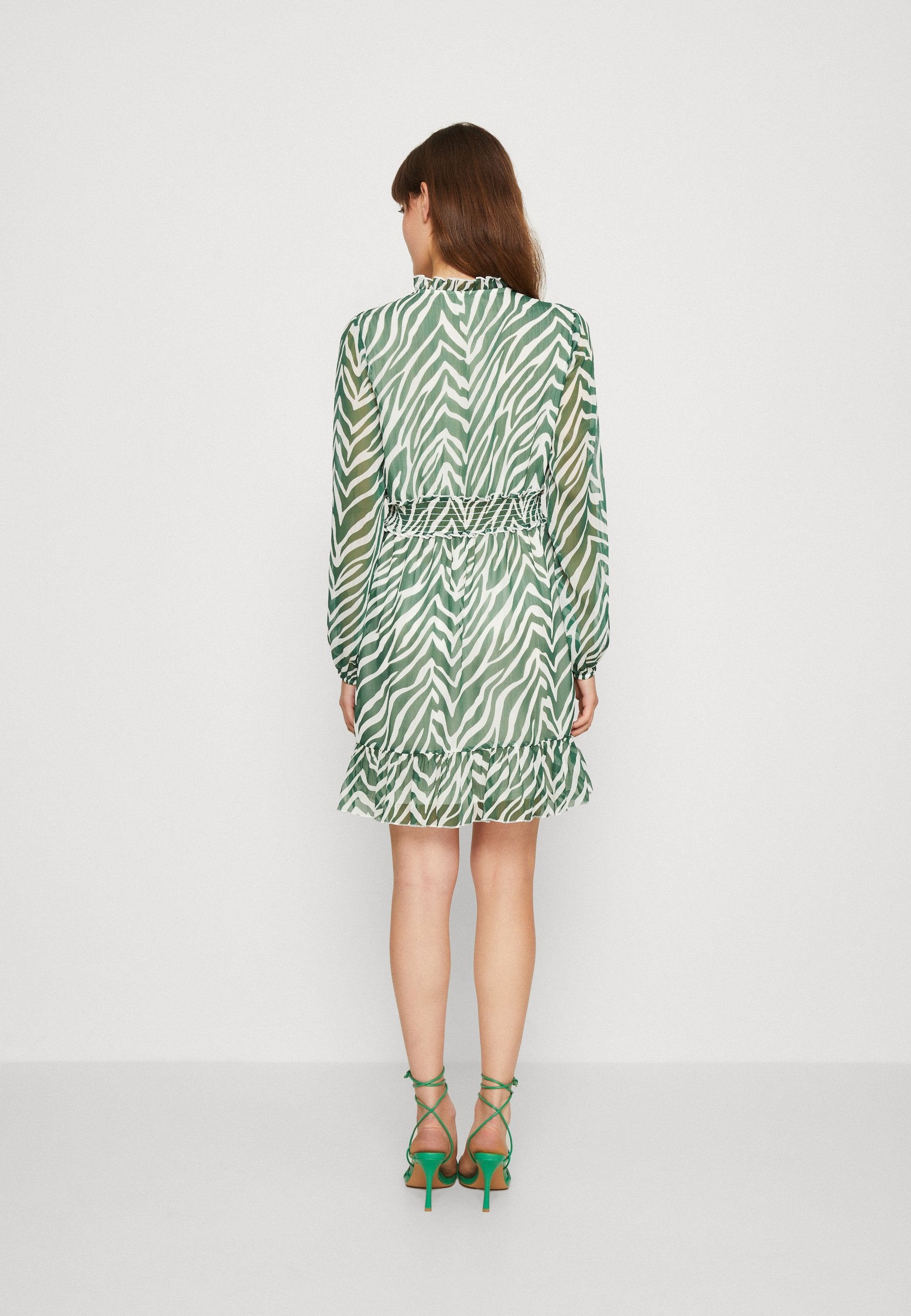 ONLDAISY SHORT SMOCK DETAIL DRESS Media 4