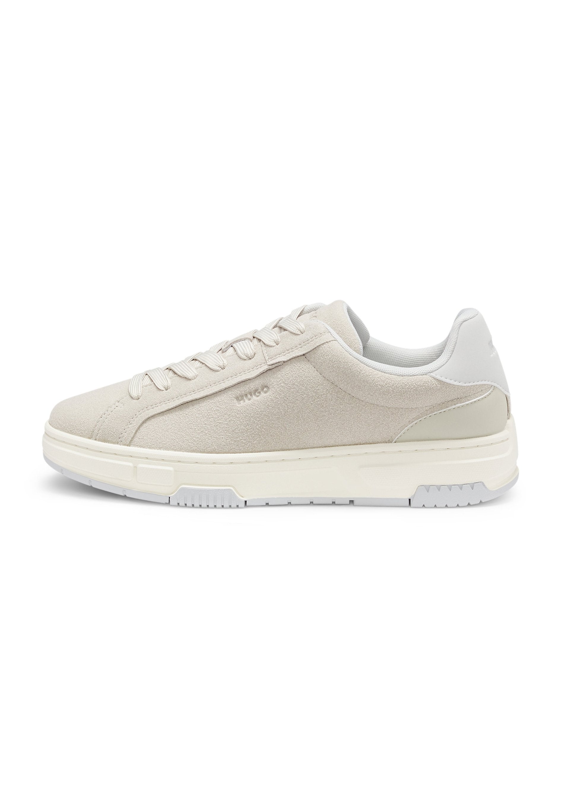 Hellbeige Wildleder-Sneaker mit strukturierter Oberfläche, weißer Gummisohle, Schnürdesign und dezenten grauen Akzenten an der Ferse.