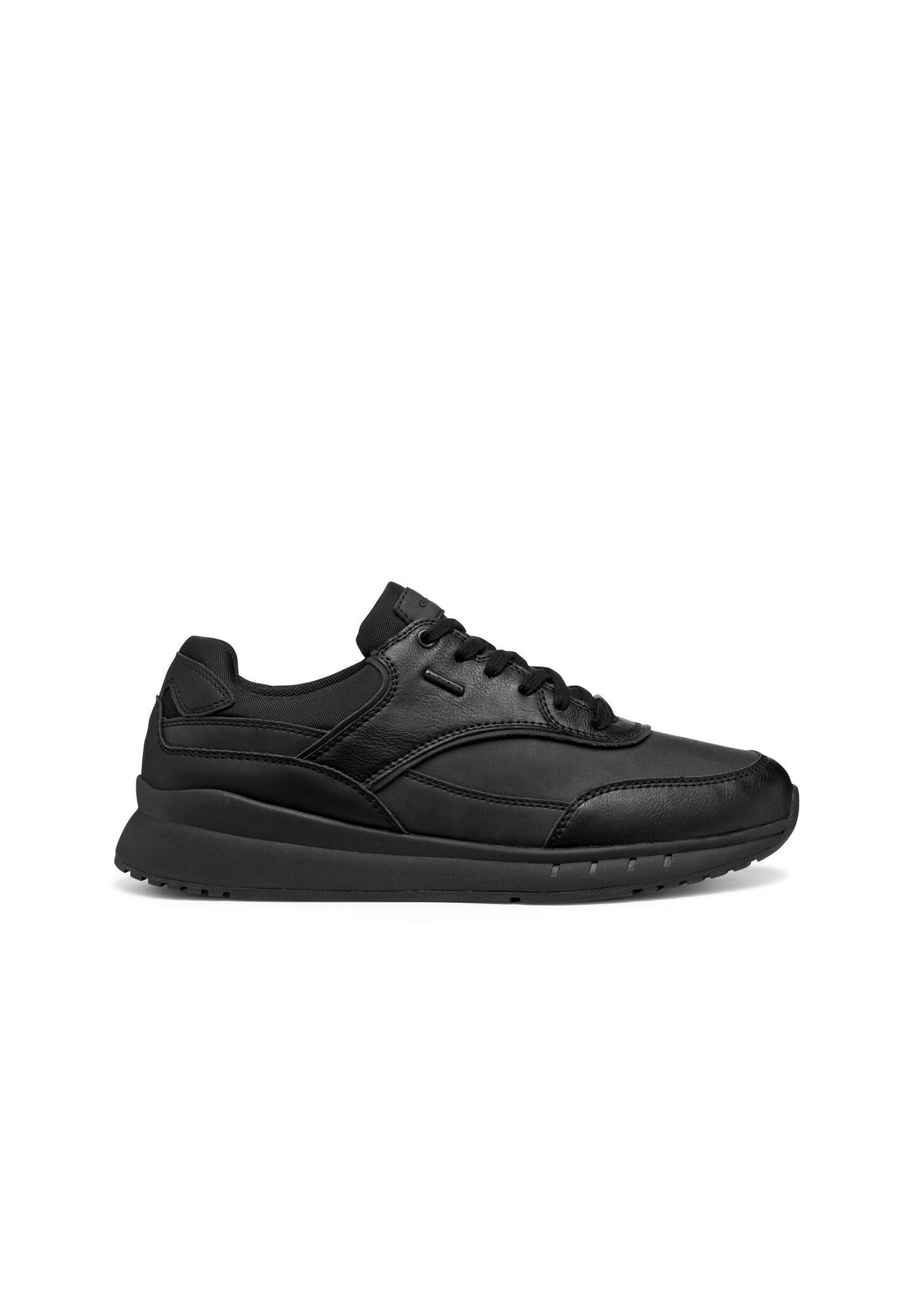 Schwarze Sportschuhe mit einem glatten Lederoberteil, runder Spitze, gepolstertem Sohlen und Schnürverschluss. Verfügt über subtile, tonale Nähte und Akzente.