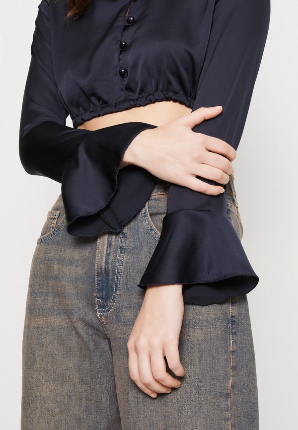 WAL G. LIZA BUTTON CROP