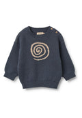 Marineblauer Strickpullover mit einem spiralförmigen Design in Beige in der Mitte. Verfügt über einen breiten Rundhalsausschnitt und zwei Holzknöpfe auf der linken Schulter.