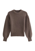 Brauner Strickpullover mit Rundhalsausschnitt, langen Ärmeln und geripptem Saum. Das Material wirkt weich und strukturiert und zeigt subtile Farbvariationen.